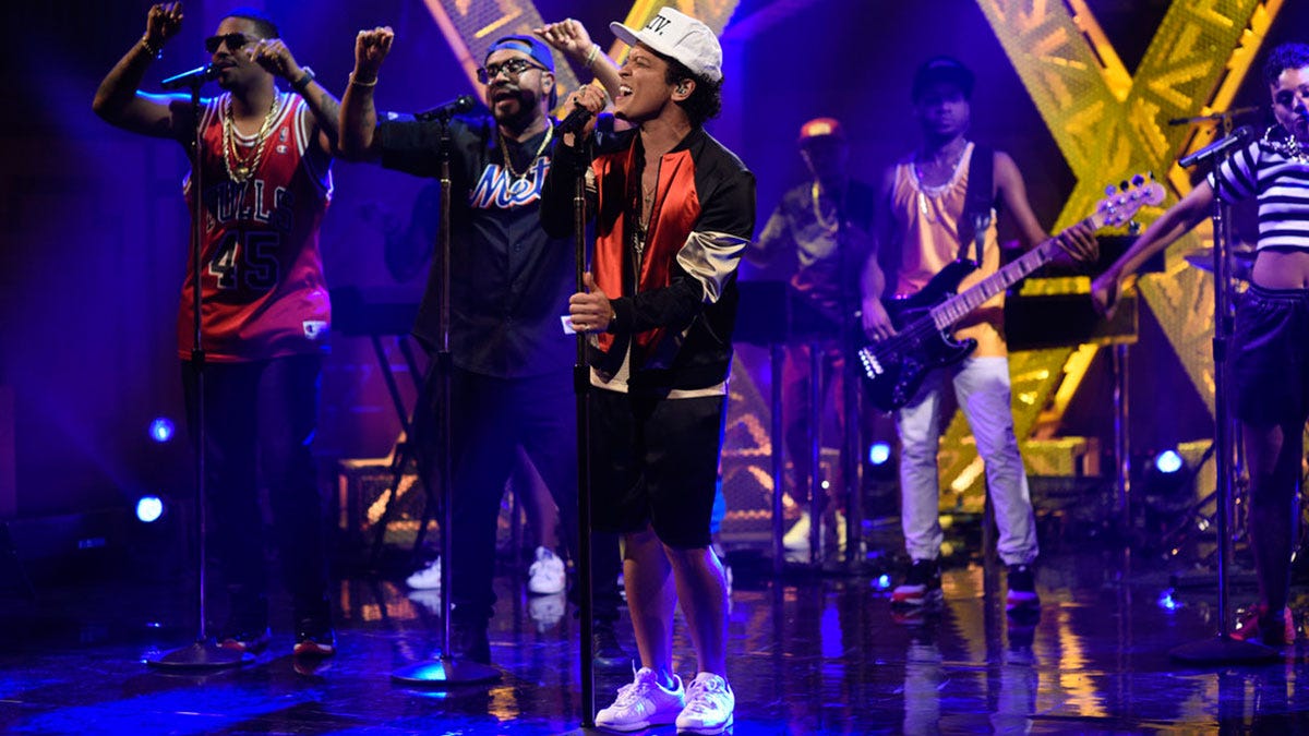 bruno mars snl 2016, snl performance, 24k magic, bruno mars 2016,