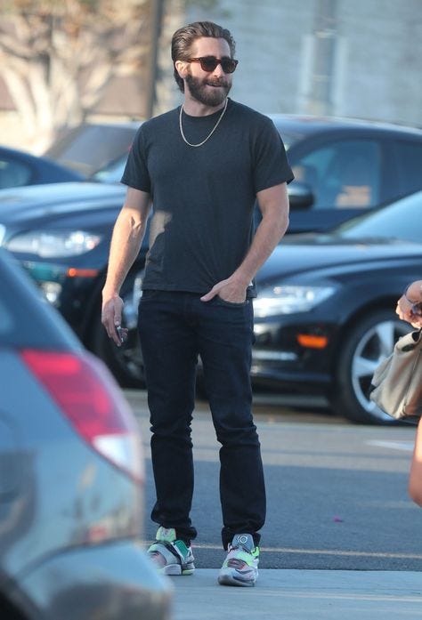 Jake Gyllenhaal wearing chain necklace