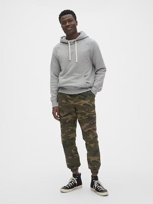 gap camo joggers outfit