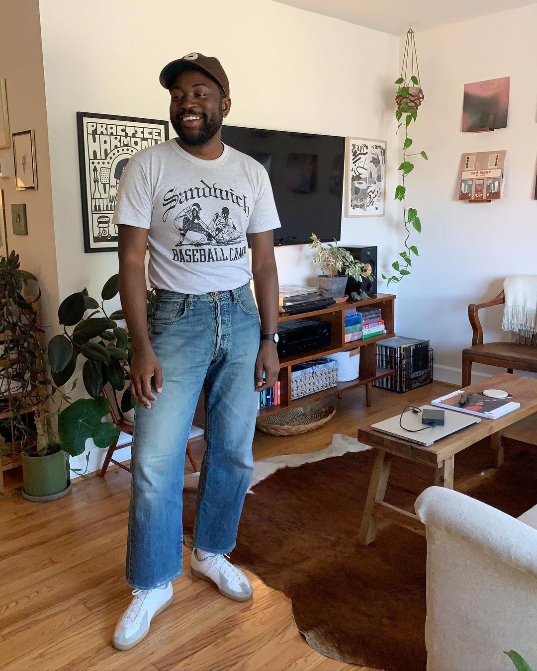 t-shirt and light jeans outfit