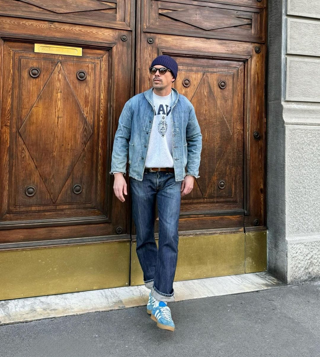 Casual style for men. Denim jeans and blue shirt combo.