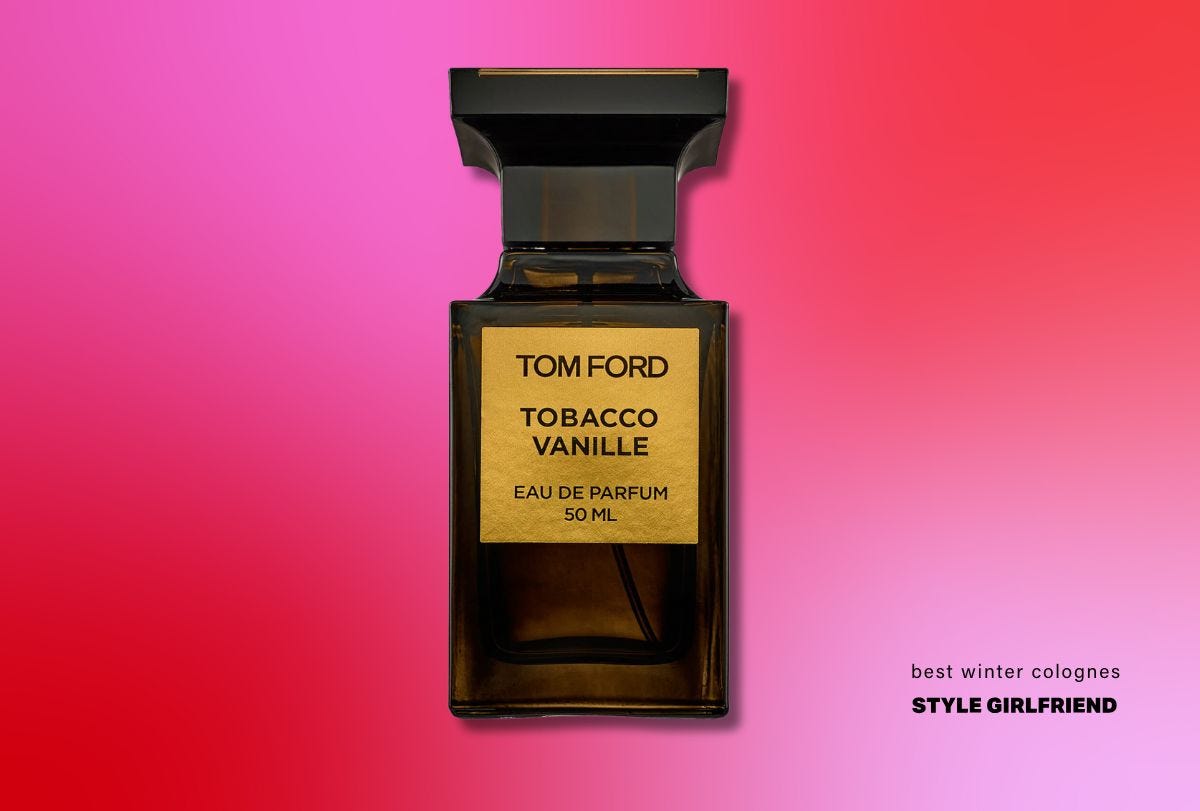 tom ford tabaco vanille eau de parfum contra um fundo vermelho e rosa, o texto na imagem diz: melhores colônias de inverno (estilo namorada)