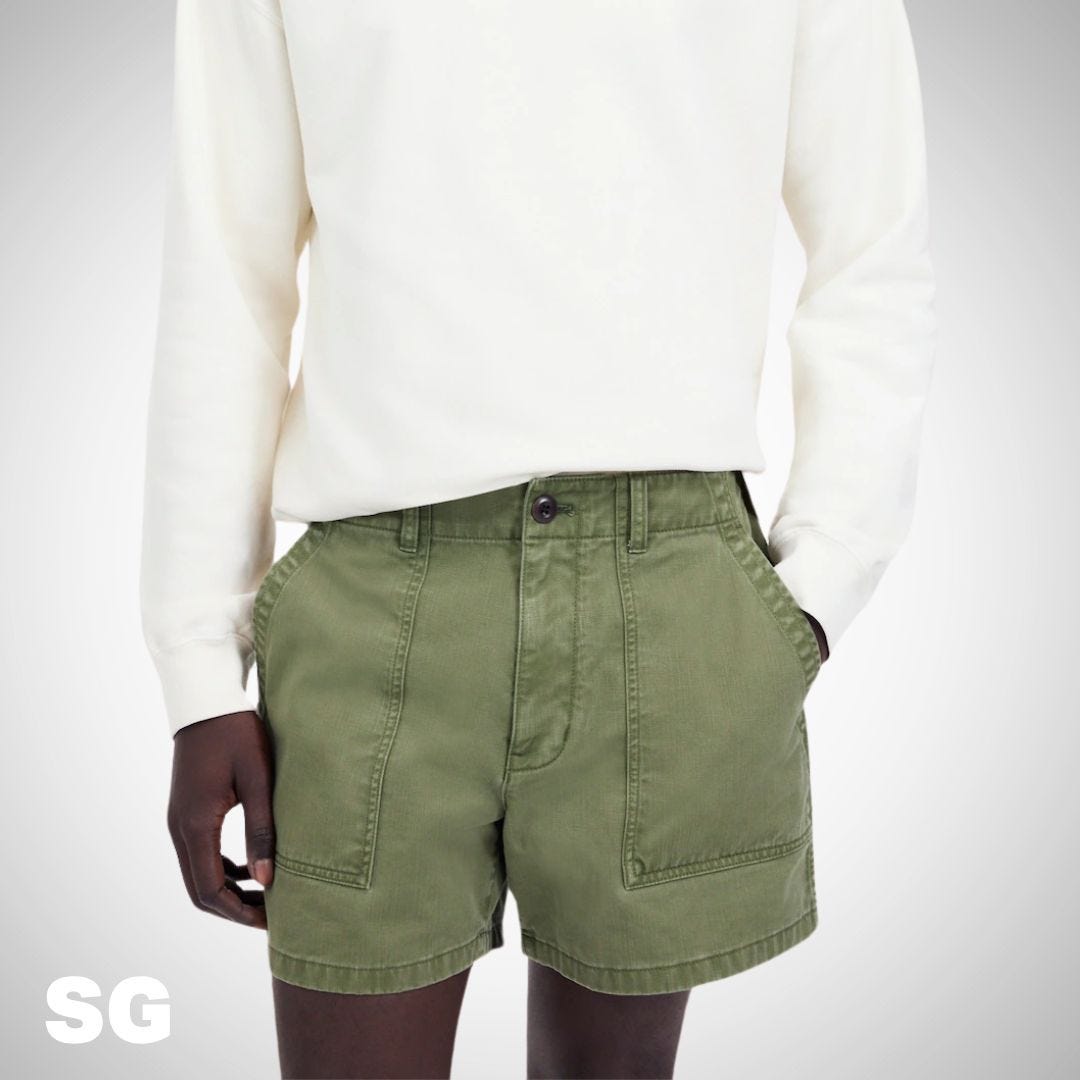 Close de um homem vestindo uma camisa de manga comprida com shorts de utilidade verde